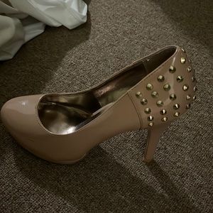 Beautiful Steve Madden studded tan heels! Size 8-8.5